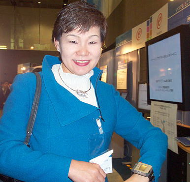 e-career woman with IBM WatchPad at IBM FORUM 2002